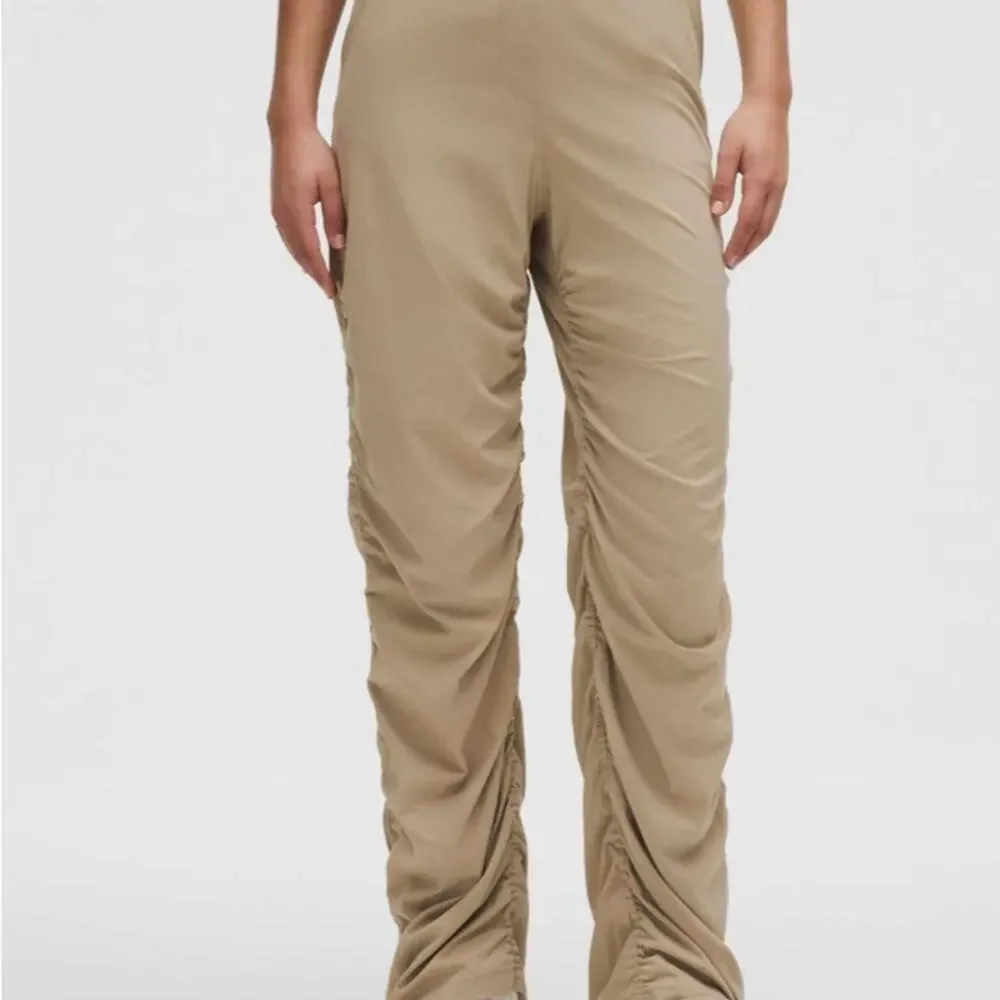 NWT Lululemon Dance Studio Slim-Fit HR Flared Pants in Sheer Oak - Picture 5 of 5